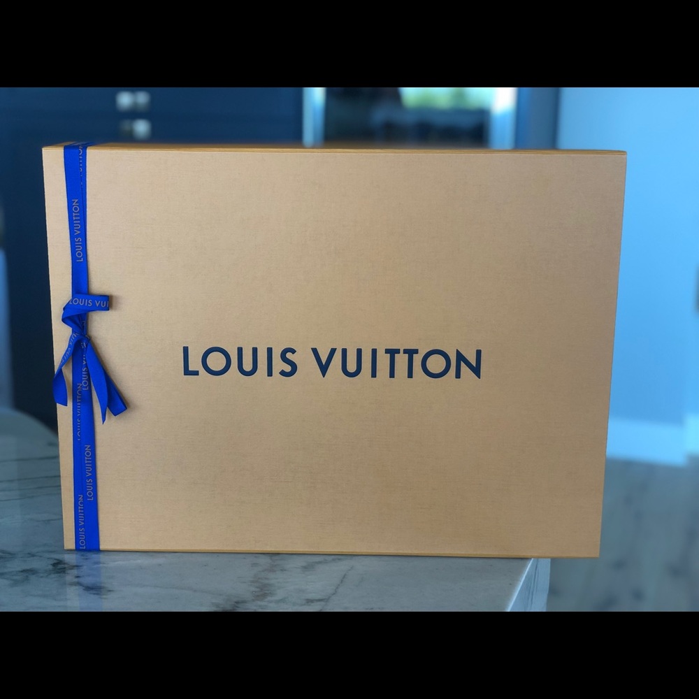 Brand new Neverful Box with ribbon.